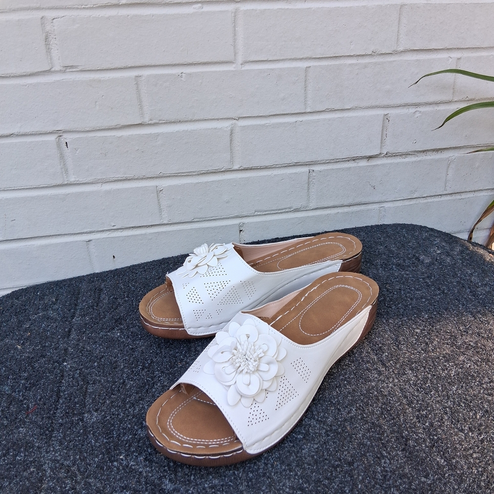 Women's White Floral Slide Sandals with Cushioned Footbed